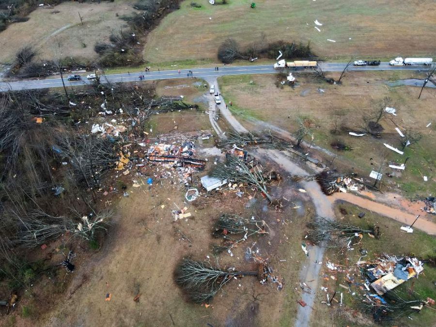 En Greensboro, Alabama, se observa la devastación causada por un tornado que destrozó casas y árboles.