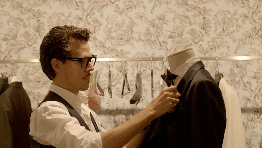 Juan Avellaneda  col·locant una americana a un maniquí al seu estudi