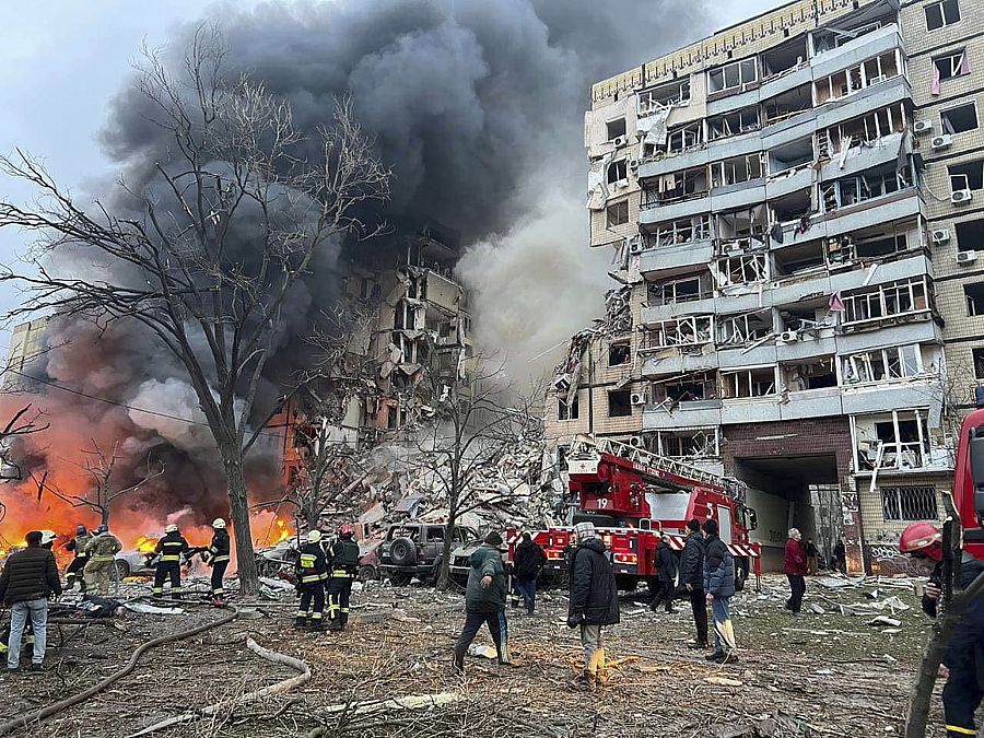 Los equipos de rescate trabajan frente a un edificio destruido por un bombardeo ruso en Dnipro.