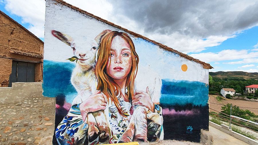 Mural 'La Pastora' de Lily Bricks a Torrellas, Saragossa