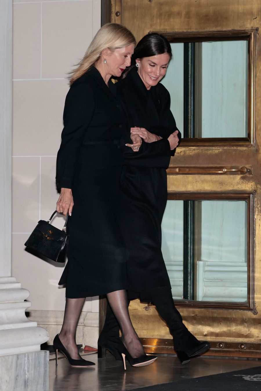 Imagen de Marie Chantal y la reina Letizia, juntas en el funeral de Constantino de Grecia
