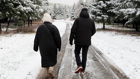 Dos personas pasean por un paisaje nevado en O Cebreiro (Lugo) este sábado