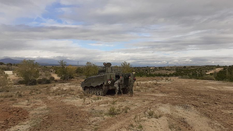 Maniobras con un carro de combate en la base militar El Goloso (Madrid)