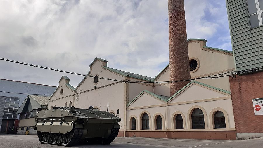 Carro de combate en el exterior de la fábrica de Santa Bárbara Sistemas en Trubia (Asturias)