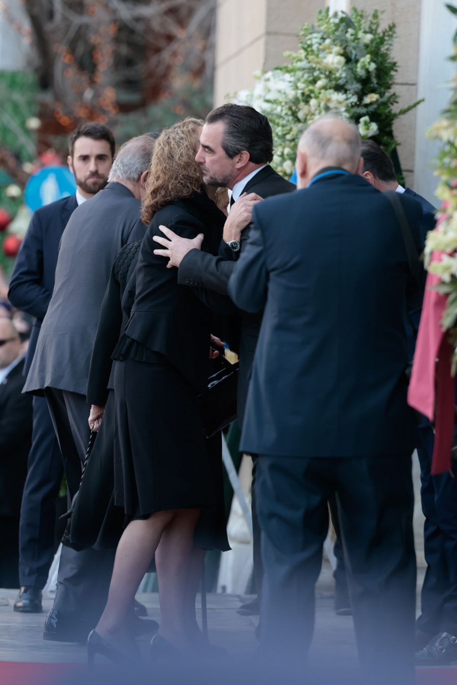 La reina Sofía es recibida por su sobrino Nicolás de Grecia en el funeral por su padre Constantino II