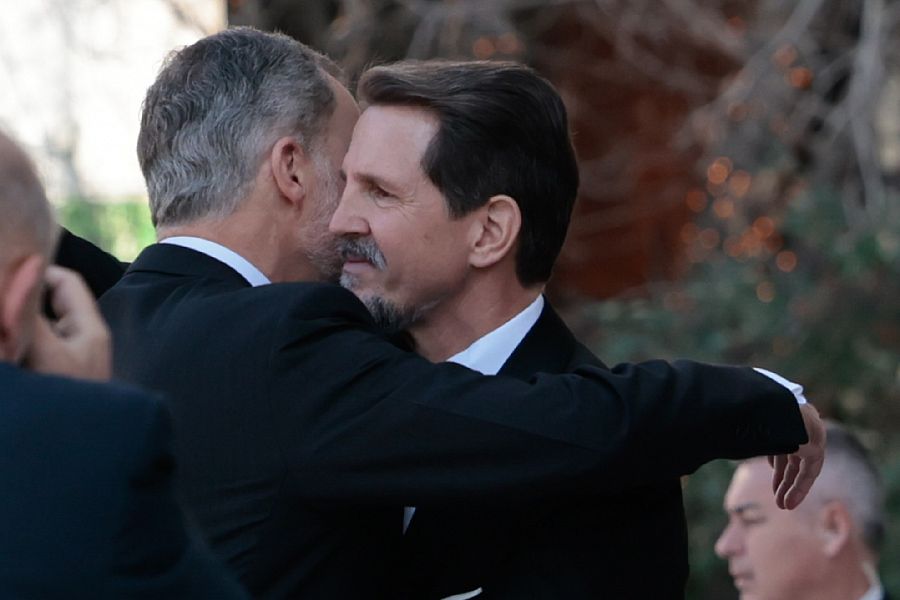 Felipe VI abraza a su primo Pablo de Grecia en el funeral de su padre Constantino II