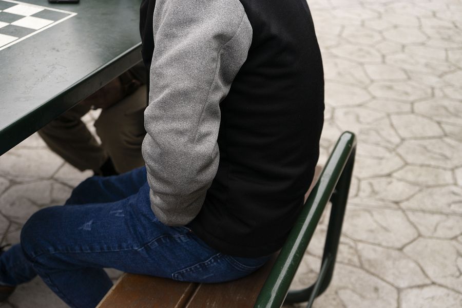 Rafi (nombre ficticio) ha logrado salir de Afganistán y llegar a España, pero su mente continúa en su país, donde se encuentra su familia