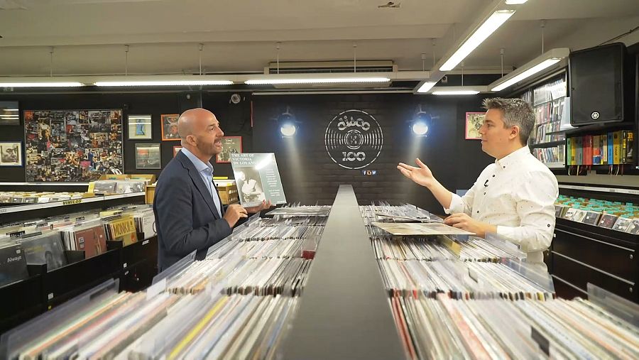 Albert Galceran parla amb Víctor García de Gomar en una botiga de discs de vinil