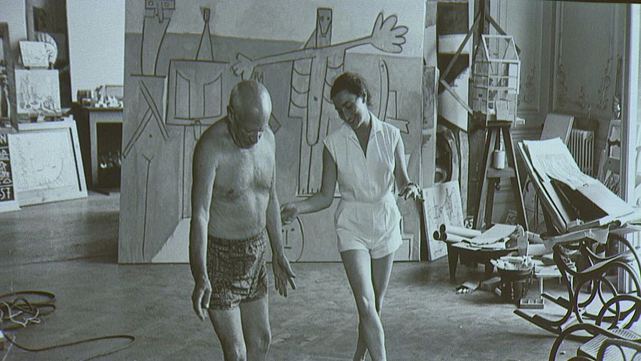 Picasso sin camiseta y Jacqueline Roque con pantalón corto en el estudio del pintor.