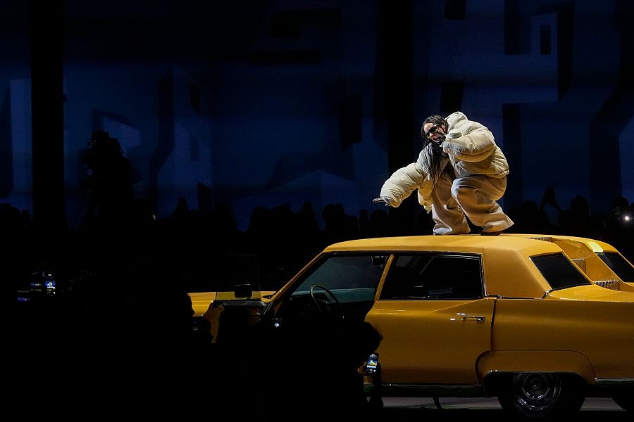 El espectacular coche de Rosalía que ha brillado en el desfile de Louis  Vuitton