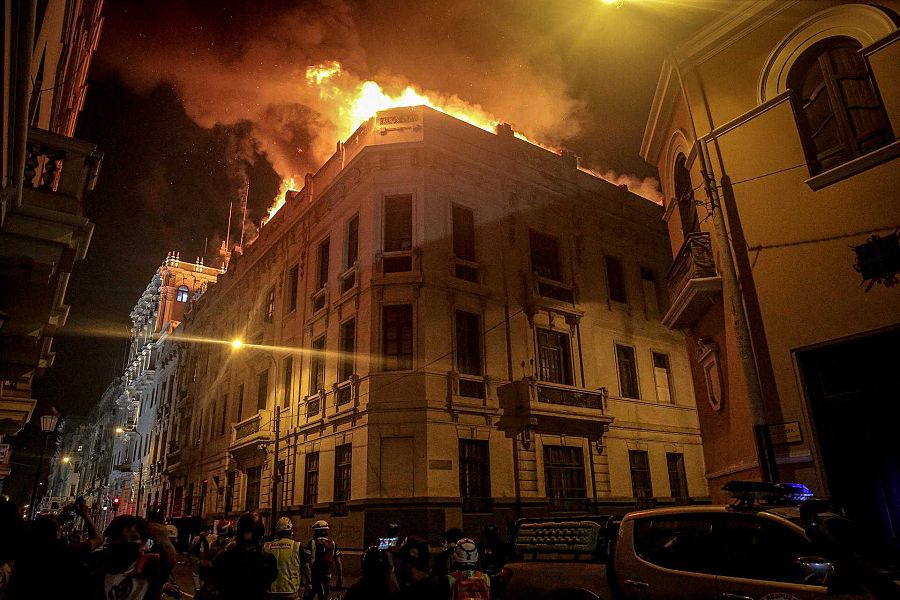 Un incendio arrasa una casona en el centro de Lima en las protestas.