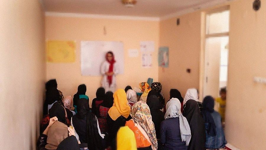 Una profesora enseña a varias niñas afganas en una escuela clandestina en Kabul