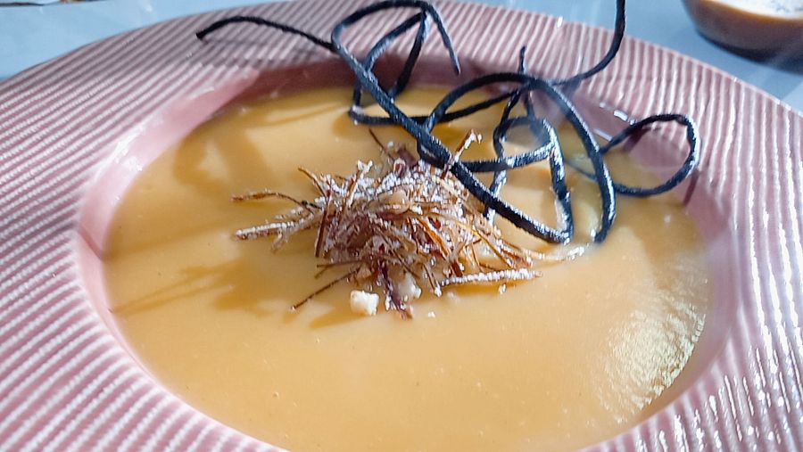 Aprende a preparar crema de batata con miel y crujiente de puerro Ver ahora