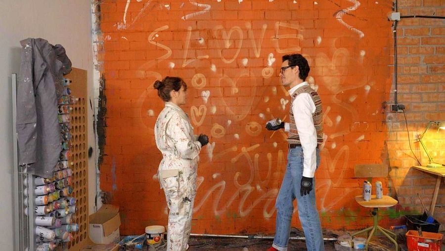 Juan Avellaneda i Lily Brick davant d'un mural