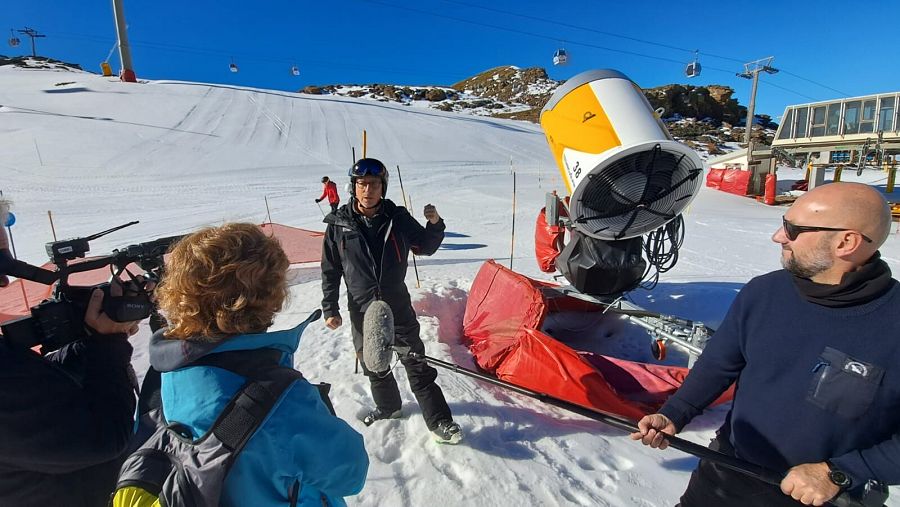 Entrevistando a Andreas Bielser, jefe de nieve producida de Sierra Nevada, junto a uno de los cañones de última generación