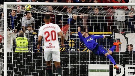 Jeremías Conan Ledesma, portero del Cádiz, se estira en el partido ante el Sevilla