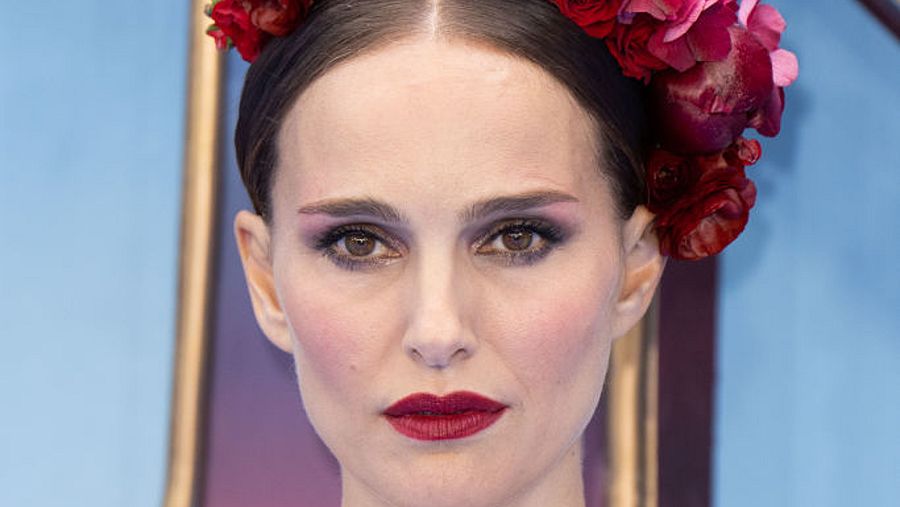 La actriz Natalie Portman con unas flores de tocado