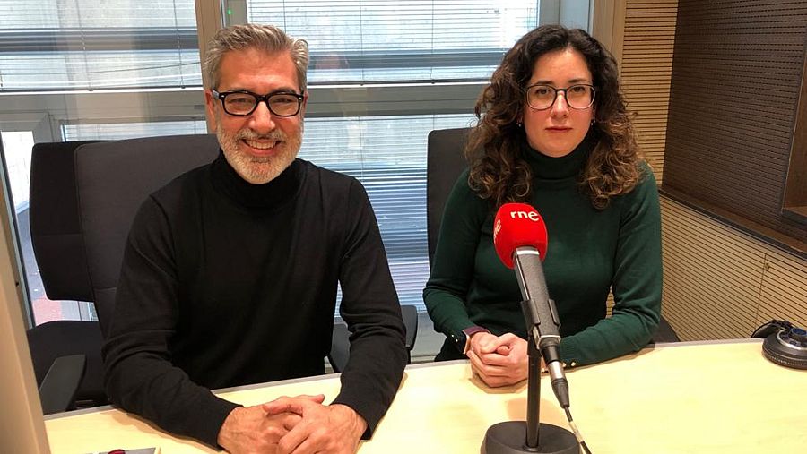 Sali Criado, restauradora de obras de arte junto a Arturo Martín en los estudios de RNE