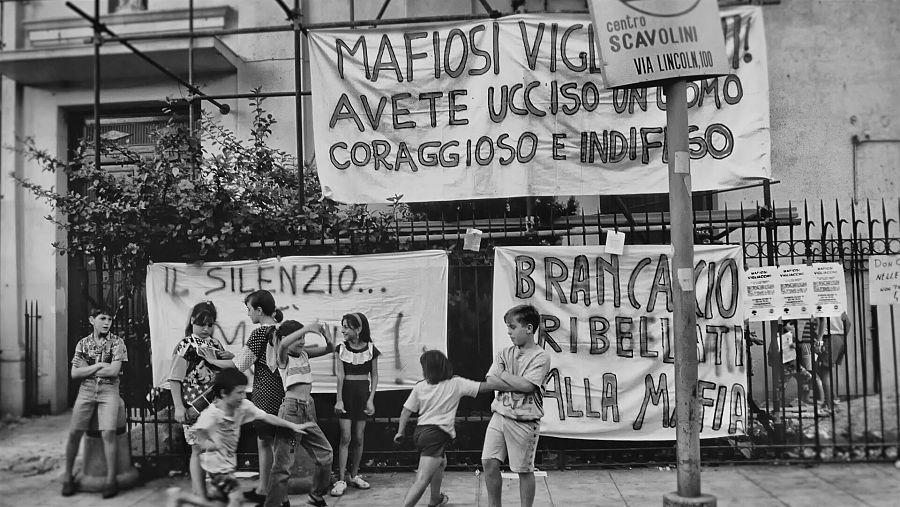 Pancartas antimafia desplegadas en brancaccio, uno de los barrios de Palermo, en Sicilia