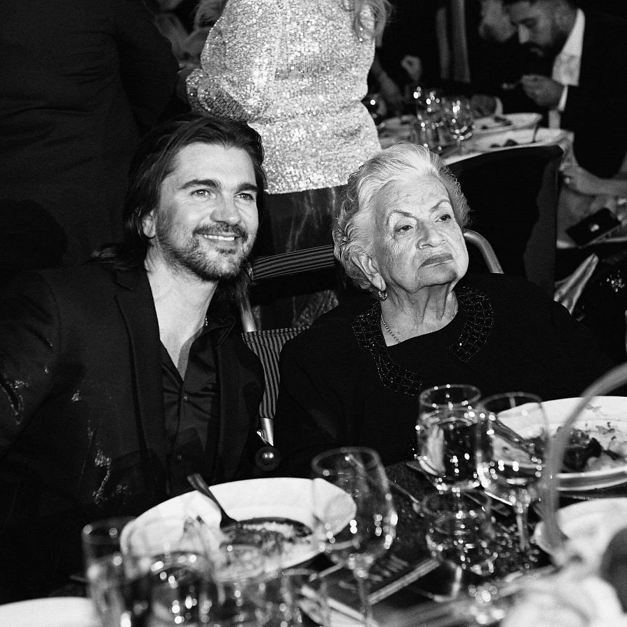 Imagen de Juanes junto a su madre