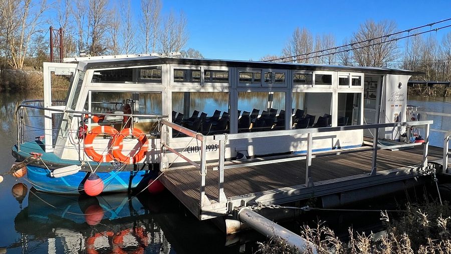 Al norte de Palencia, el barco Marqués de la Ensenada, que zarpa de Herrera de Pisuerga.