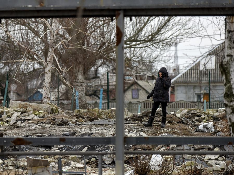 Una mujer camina entre los escombros en la ciudad recuperada de Lyman, región de Donetsk, Ucrania oriental, el 21 de enero de 2023.