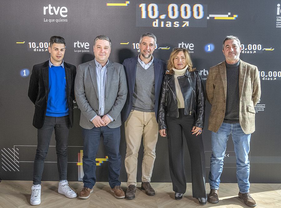  Carlos Franganillo y el equipo de la serie documental '10.000 días'