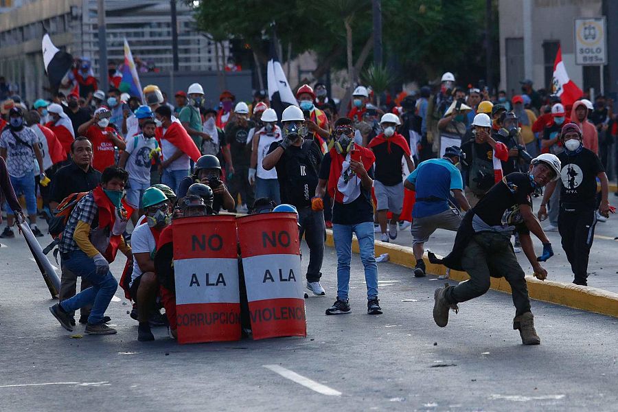 Manifestantes y policías se enfrentan durante una nueva marcha antigubernamental en Lima, Perú.