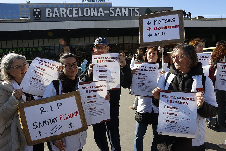 Sanitarias escenifican en la Estación de Sants de Barcelona el éxodo laboral durante la manifestación este miércoles