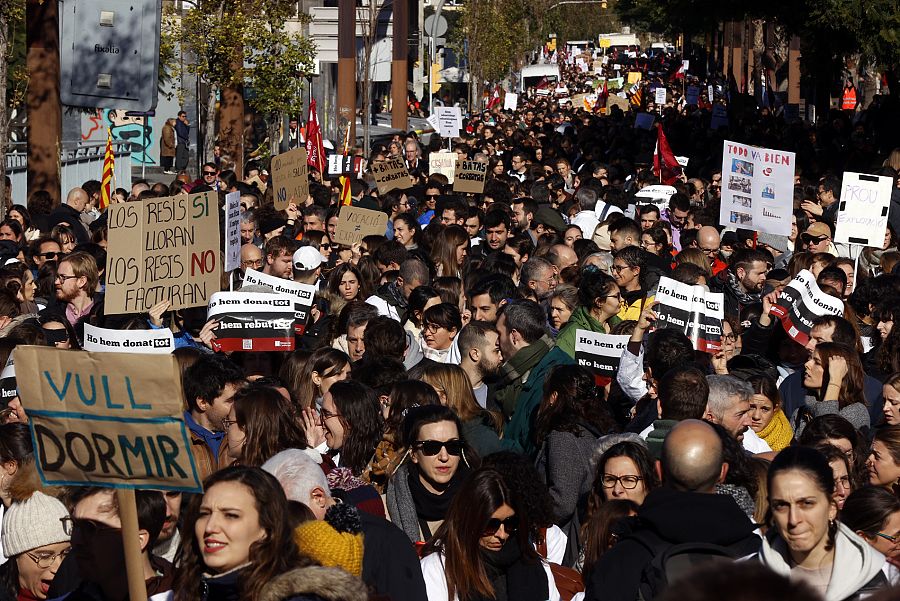 Unas 9.000 personas se han concentrado este miércoles para reclamar una reducción de la carga de trabajo y una mejora retributiva de médicos y sanitarios