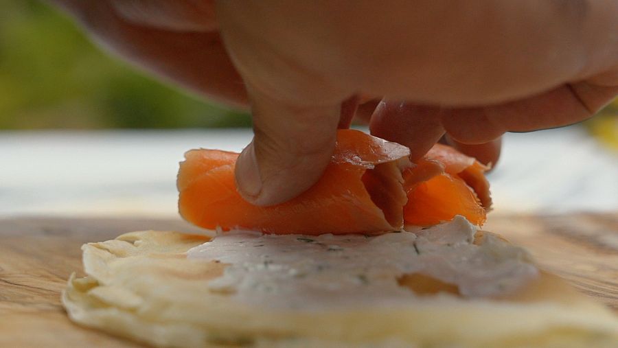 La trucha ahumada es el ingrediente principal de la receta