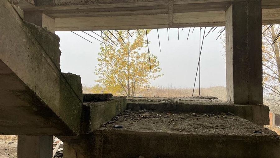 Las ruinas de Buniel (Burgos) vistas desde dentro de uno de los edificios