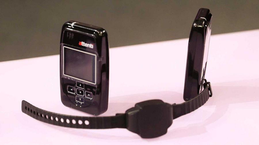 Así es un dispositivo telemático que porta el maltratador, conformado por dos elementos