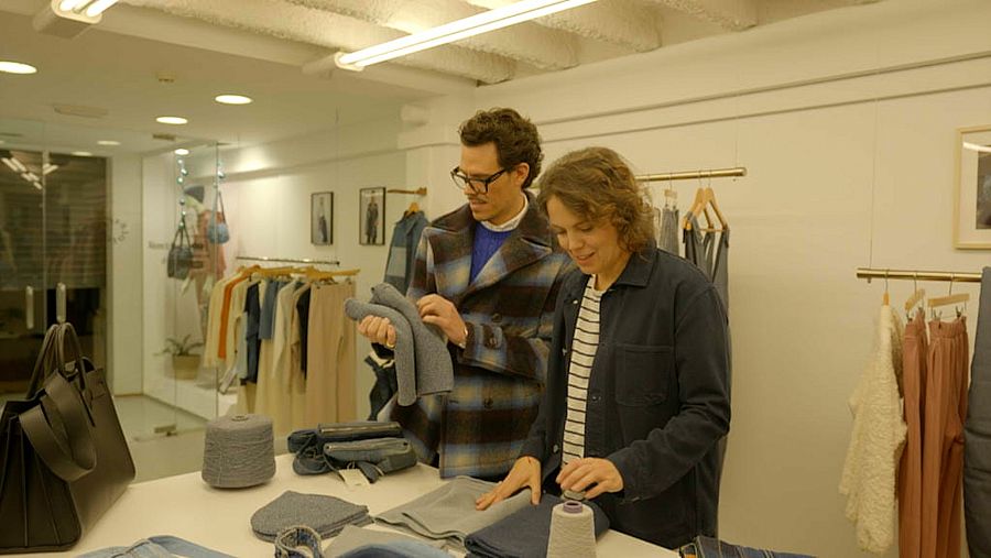 Nuria Núbiola envolatada de roba, fils i tela amb Juan Avellaneda