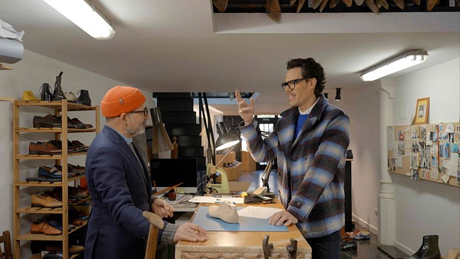 Norman Vilalta al seu taller de sabates amb Juan Avellaneda a 'Fet a mà'