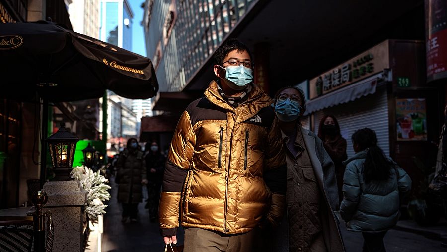 Viandantes con mascarilla por las calles de Shanghái en China, en enero de 2023