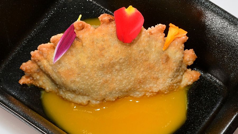 Empanadilla de pollo al curry con piña (La tapería)