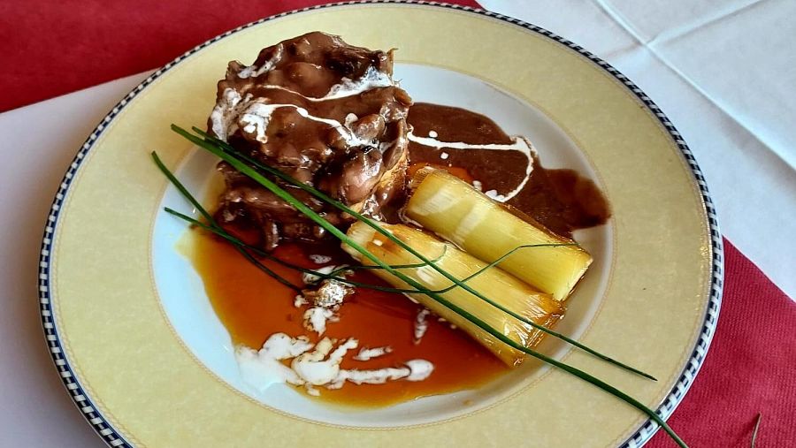 Sabrosa carrillera sobre tosta de pan de cristal con salsa bordalesa