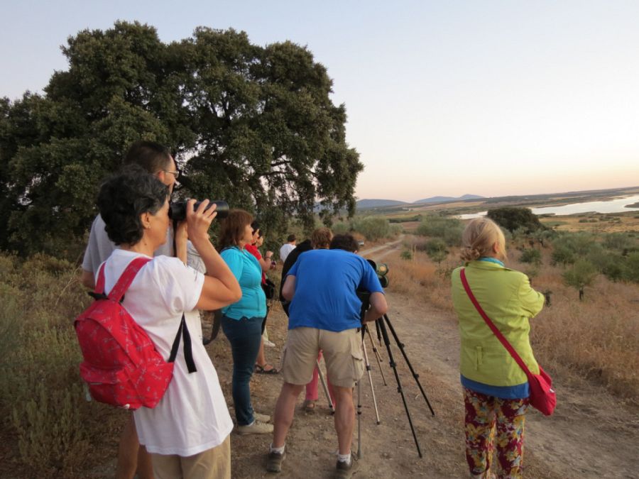 Un grupo de personas observa la laguna acompañados de guías