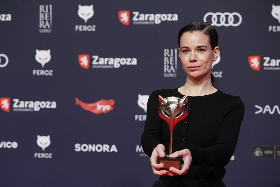  La actriz Laia Costa tras recibir el premio a mejor actriz por 'Cinco lobitos'. 