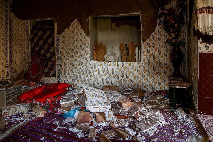 Daños en el interior de una vivienda tras un terremoto en Khoy, Irán.