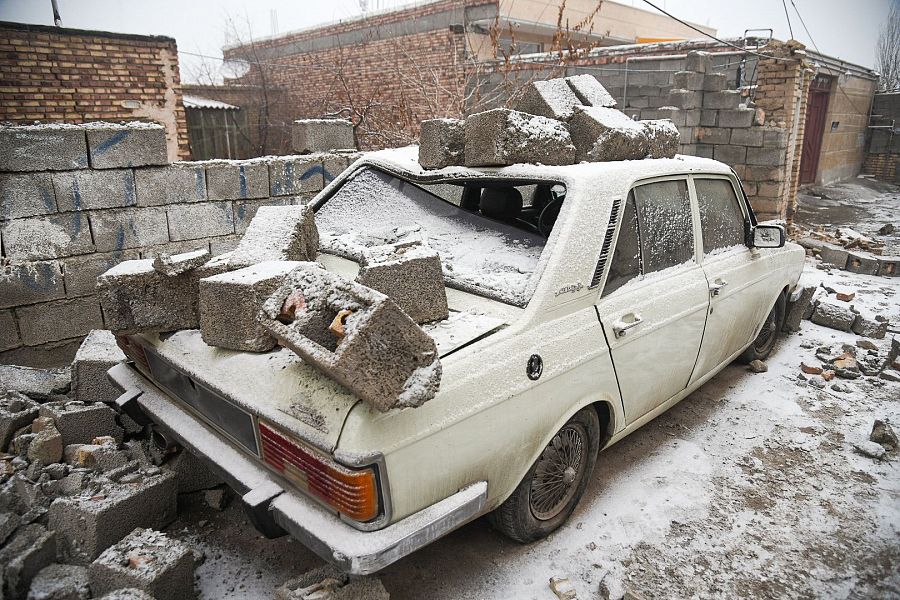 Vehículo dañado por el terremoto en Irán.