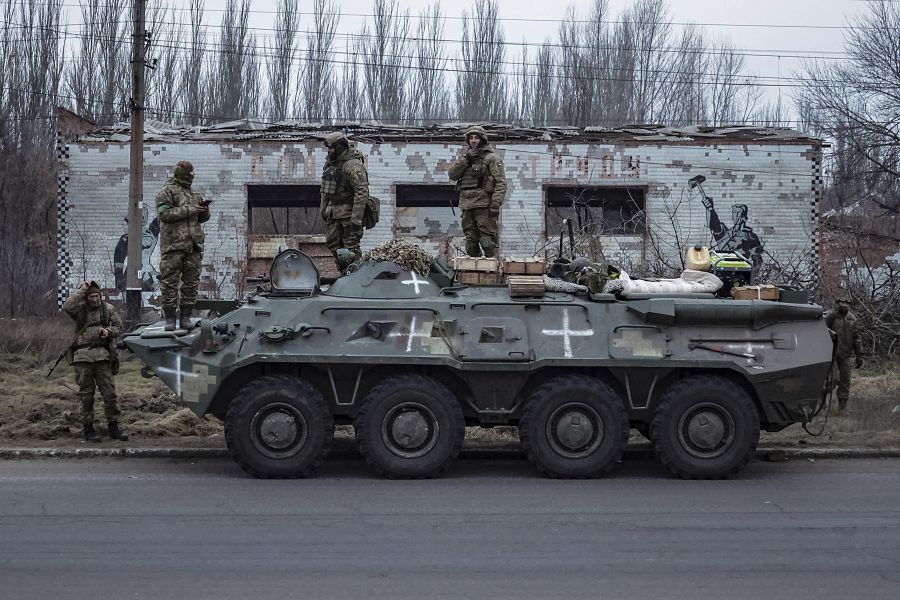 Soldados ucranianos sobre un tanque en la región de Donetsk.