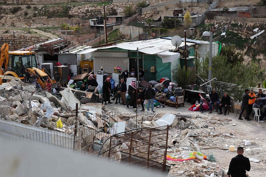 Vecinos observan como destruyen la casa del palestino que atacó una sinagoga en Jerusalén