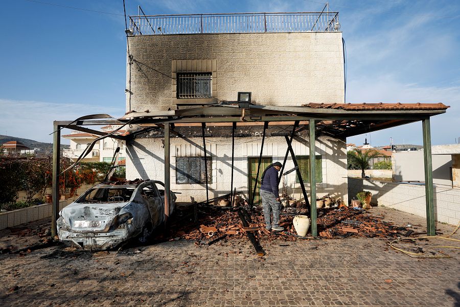 Un hombre observa una casa dañada en Turmus Ayya en Cisjordania