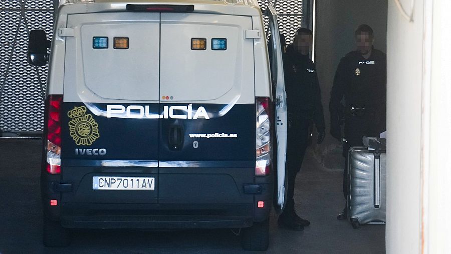 Un furgón policial entra en la Audiencia Nacional en Madrid donde comparece Yassine Kanjaa, el presunto autor de los ataques a dos iglesias de Algeciras