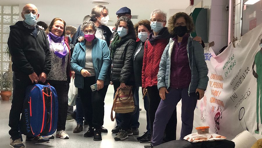 Miembros de la Plataforma de Defensa de la Sanidad Pública de Lebrija, durante el encierro en el centro de salud de la localidad.