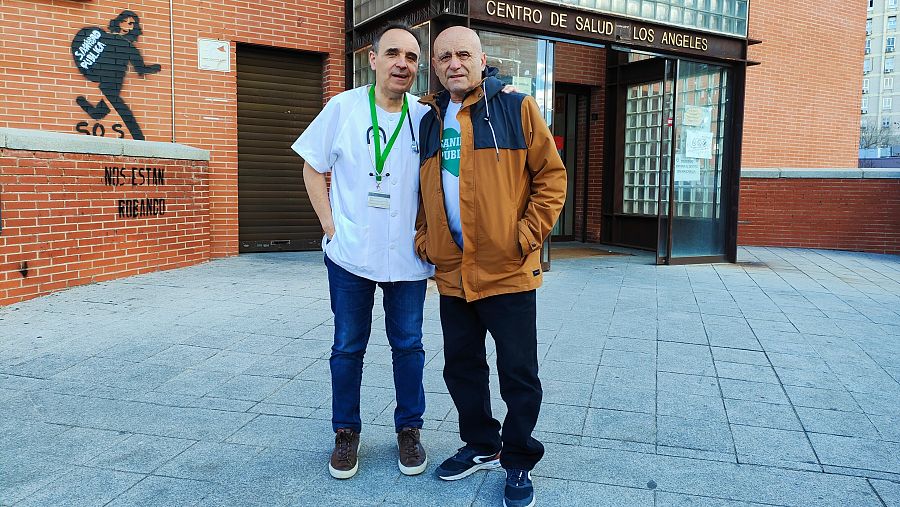 Javier Amador (I), junto a José Luis Valdivielso, en la puerta del Centro de Salud Los Ángeles.