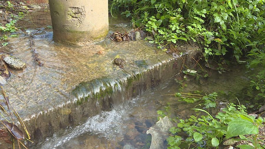 El origen de la fuga está en una de las dos macrotuberías que abastece agua de boca a Barcelona y parte de su área metropolitana