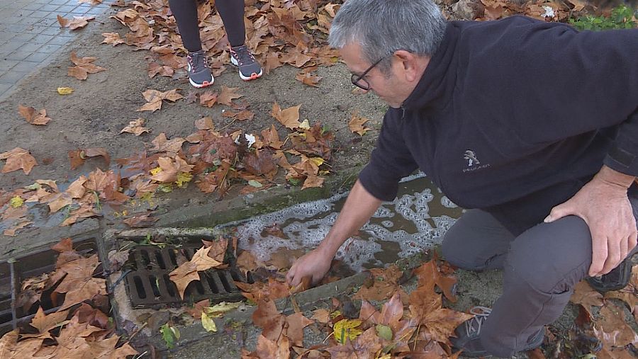 Vecinos de Badalona retiran las hojas para que el agua no se desborde